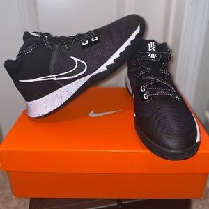 Nike Kyrie Flytrap IV - Basketball Shoes